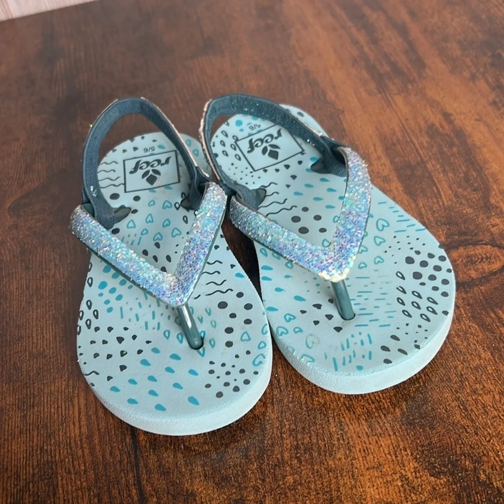 Kids Reef Glitter flip flop sandals size 5/6 blue
